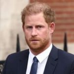 Príncipe Harry chega a tribunal para depoimento em caso de invasão telefônica