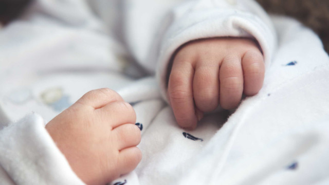 Morre o bebê cujos pais perderam batalha judicial para mantê-la viva