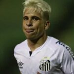 Com apoio de velhos conhecidos, Soteldo vai de afastado a exemplo no Santos