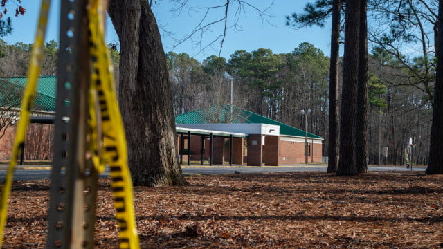 Professora baleada por aluno de 6 anos avança com pedido de indenização