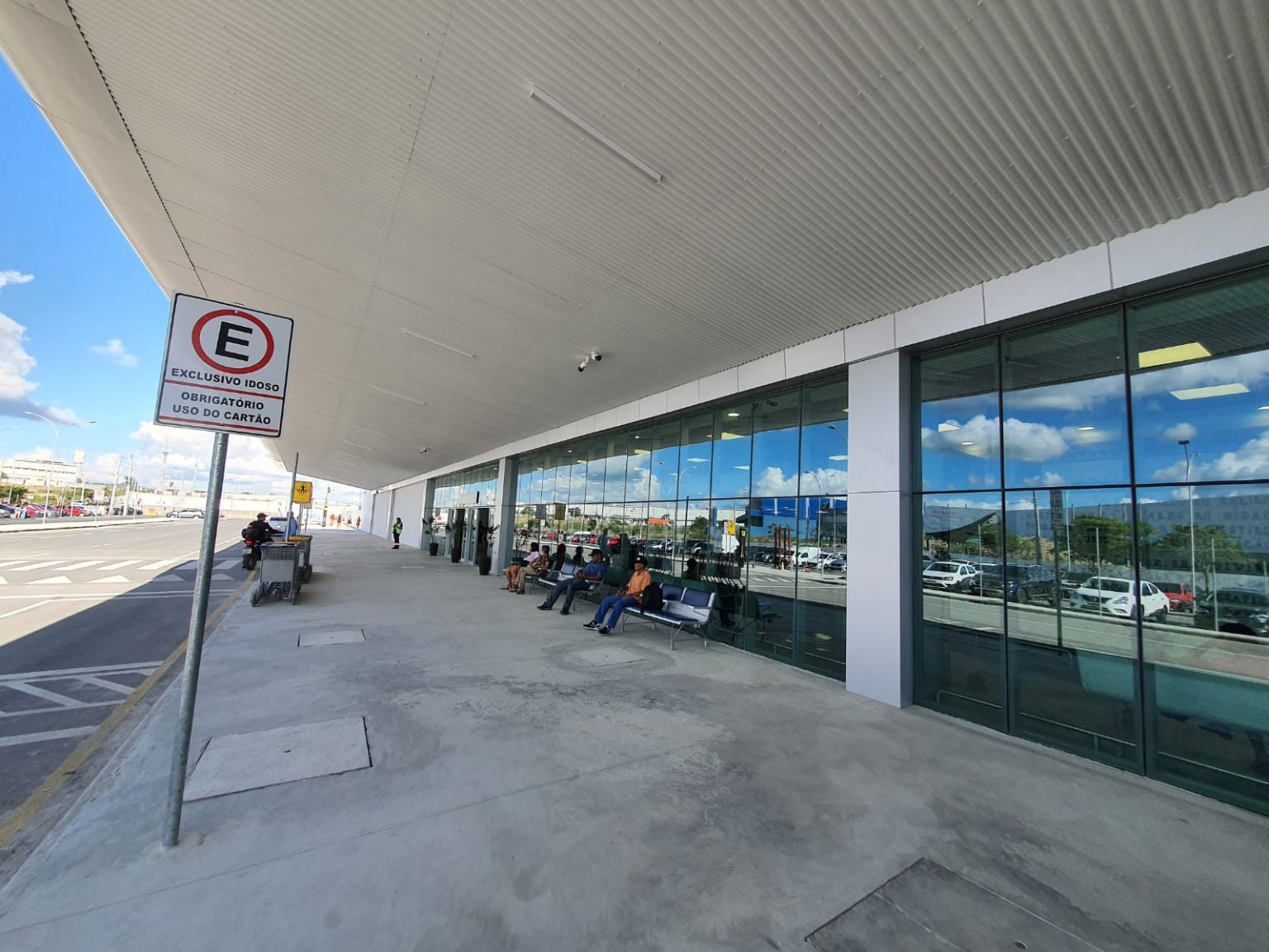 Jornalista relata momento de constrangimento ao ser impedido de embarcar no aeroporto de CG