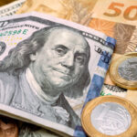 Dólar sobe a R$ 4,90 com curva de Treasuries por cautela na volta de feriado nos EUA