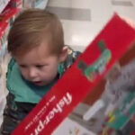 Pai desafia o filho em loja de brinquedos e leva 'invertida'; assista