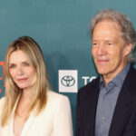 Michelle Pfeiffer faz rara aparição com o marido, David E. Kelley