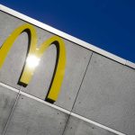 McDonald's enfrenta queixa de clientes por 'sumiço' de McFish logo após relançamento