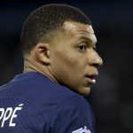 Mbappé comunica saída ao PSG e deixará clube de graça no final da temporada europeia