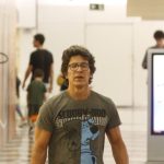Recuperado da dengue, Leonardo Brício mostra boa forma em cachoeira; veja