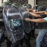 Protestos contra 'lei ônibus' de Milei têm novo confronto na Argentina
