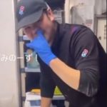 Funcionário de pizzaria coloca dedo no nariz ao preparar alimento; vídeo