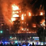 Incêndio de grandes dimensões 'engole' edifício de 14 andares em Valência