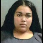 Mãe é presa após segundo bebê morrer dormindo na mesma cama