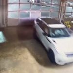 Grupo de jovens invade concessionária e rouba vários carros de luxo; veja