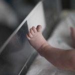 Casal é detido por morte de bebê encontrado morto em saco de lixo nos EUA