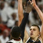 Nikola Jokic lidera o Denver Nuggets na vitória sobre os Spurs e retomada da liderança no Oeste