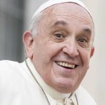 Papa Francisco nega boatos de renúncia e defende bênção a casais gays em livro