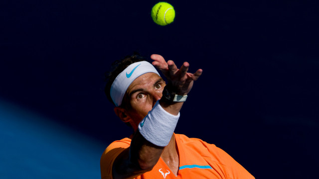 Em retorno ao circuito, Nadal arrasa jovem italiano na estreia em Barcelona