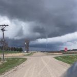 Tempestades violentas e tornados atingem centro dos EUA; veja o vídeo