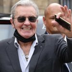 Alain Delon, que solicitou morte assistida, reaparece após meses recluso