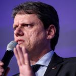 Tarcísio diz que alto investimento justifica preço de venda da Sabesp