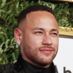 Pai 'babão'... Neymar mostra filha dando os primeiros passos