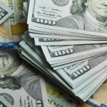 Dólar à vista acentua queda da manhã e toca nos R$ 5,50; cenário externo dita movimento