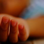 Menina morre após ser atingida por cachorro que caiu de prédio na Índia