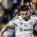 Jair vê Santos pronto para reta final da Série B e cobra foco do elenco: 'Momento decisivo'