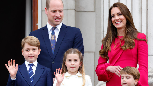 Príncipe William aproveita férias dos filhos para torcer pelo Aston Villa