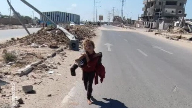 Vídeo mostra menina descalça carregando irmã após atropelamento em Gaza