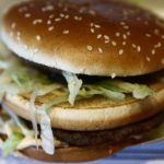 Surto de bactéria em McDonald's nos EUA deixa 1 morto e 49 doentes