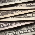Dólar sobe por cautela externa e indefinição de corte de gastos