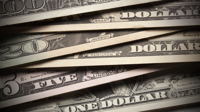Dólar abre acima de R$ 6 com mercado ainda repercutindo pacote fiscal do governo