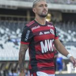 Arrascaeta opera o joelho direito e só retorna ao Flamengo em janeiro de 2025