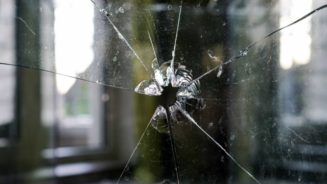 Criança de 2 anos atira e mata mãe acidentalmente nos EUA