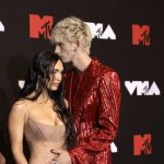 Megan Fox e Machine Gun Kelly estão separados após crise de ciúme, diz site