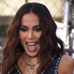 Anitta faz procedimento estético na testa