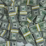 Alta do dólar antes de payroll dos EUA é contida por commodities