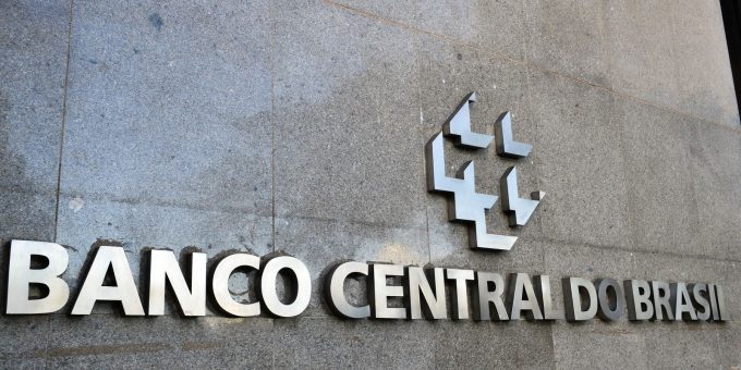 Focus: projeções do mercado para PIB, Selic e dólar ficam estáveis