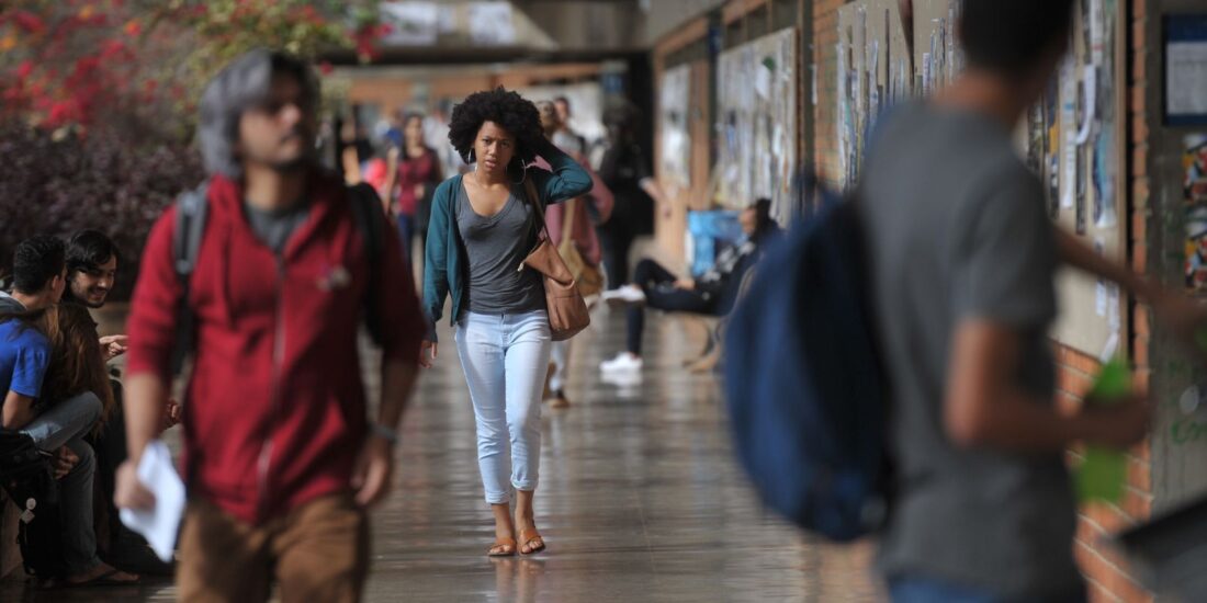 Mais da metade dos graduandos já abdicaram de estudos para cuidar de f