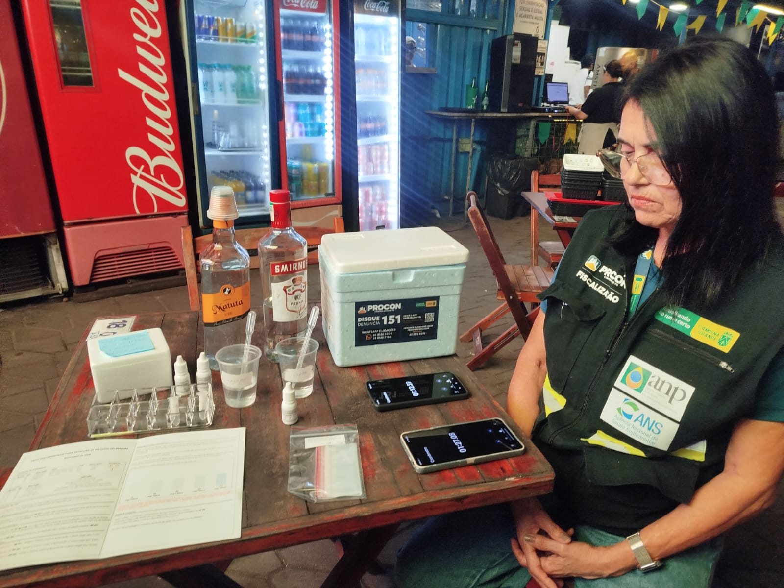 Procon de Campina Grande realiza vistorias em bares e restaurantes para avaliar qualidade das bebidas