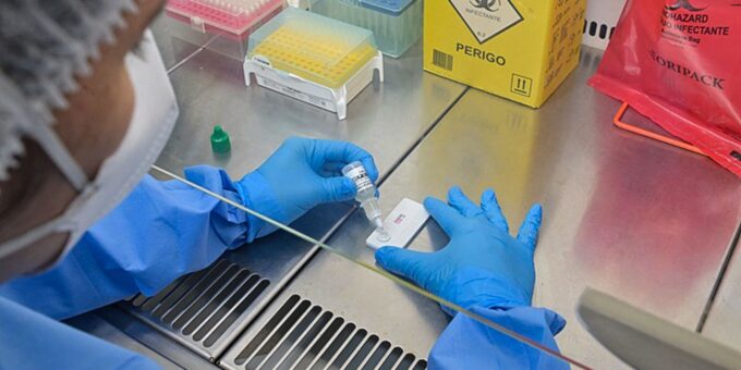 Anvisa atualiza regras para controle de qualidade em laboratórios