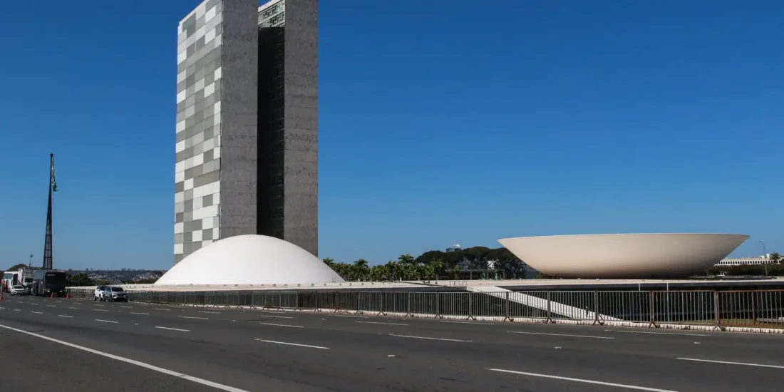 Votação da MP que zera a “taxa das blusinhas” é adiada para terça-feira