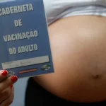Baixa vacinação contra gripe e covid aumenta risco para gestantes no Brasil