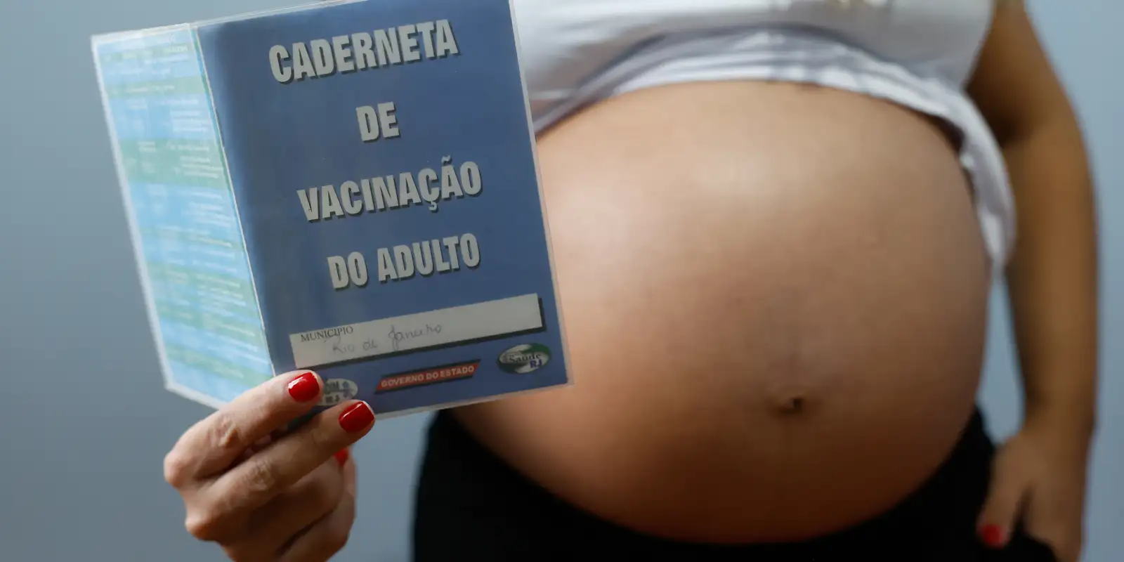 Baixa vacinação contra gripe e covid aumenta risco para gestantes no Brasil