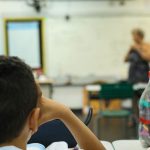Brasil investe US$ 4.133 por aluno, um terço da média da OCDE