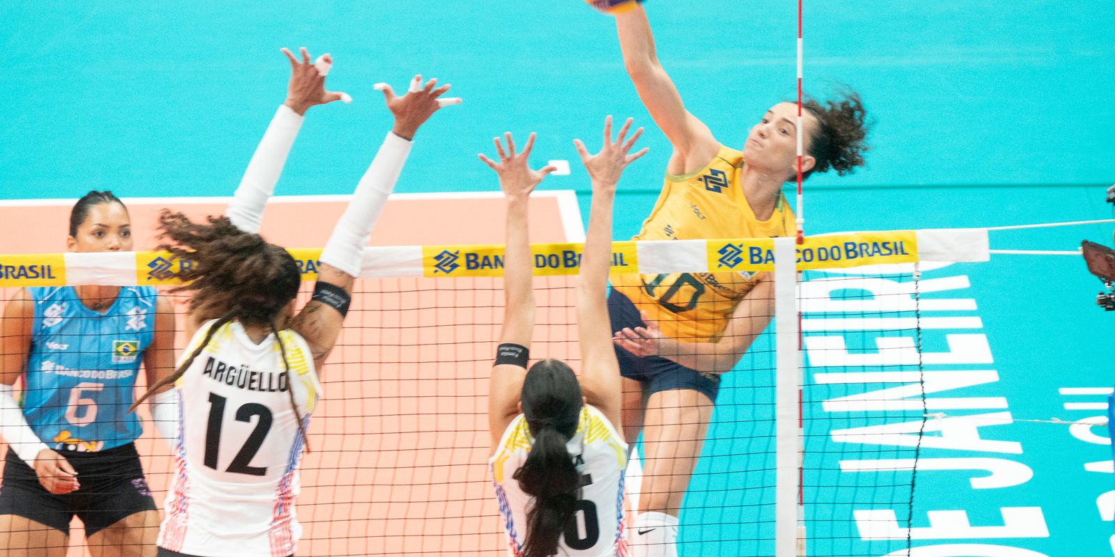 Brasil vence Venezuela na estreia do Sul-Americano feminino de vôlei