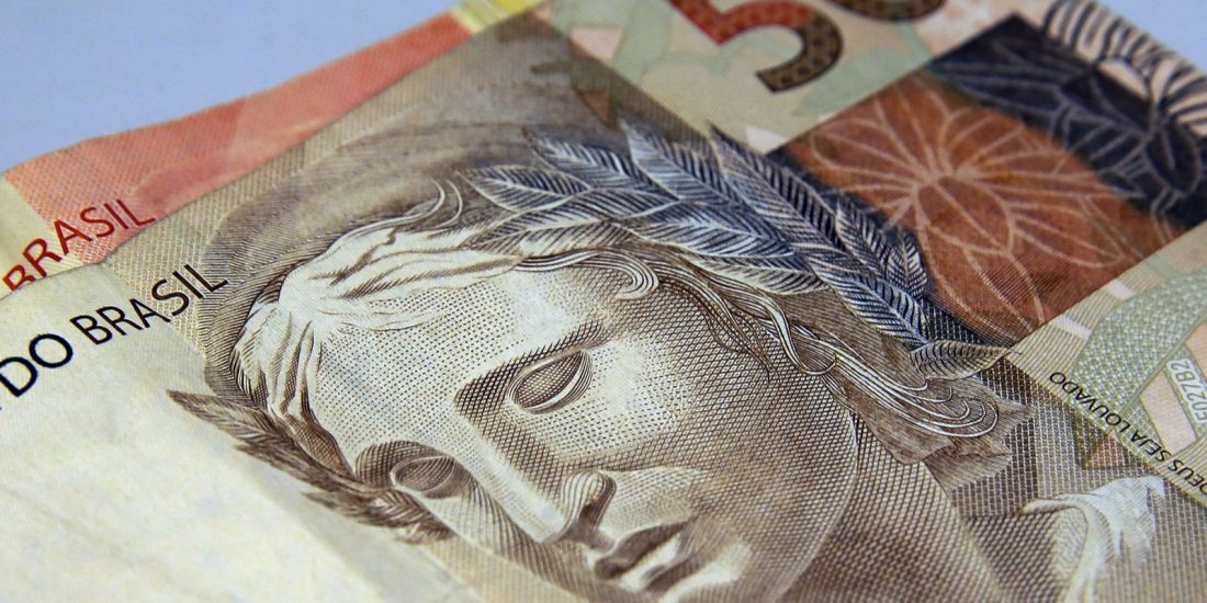 Brasileiros retiram R$ 10,5 bilhões da poupança em agosto