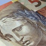 Brasileiros retiram R$ 10,5 bilhões da poupança em agosto