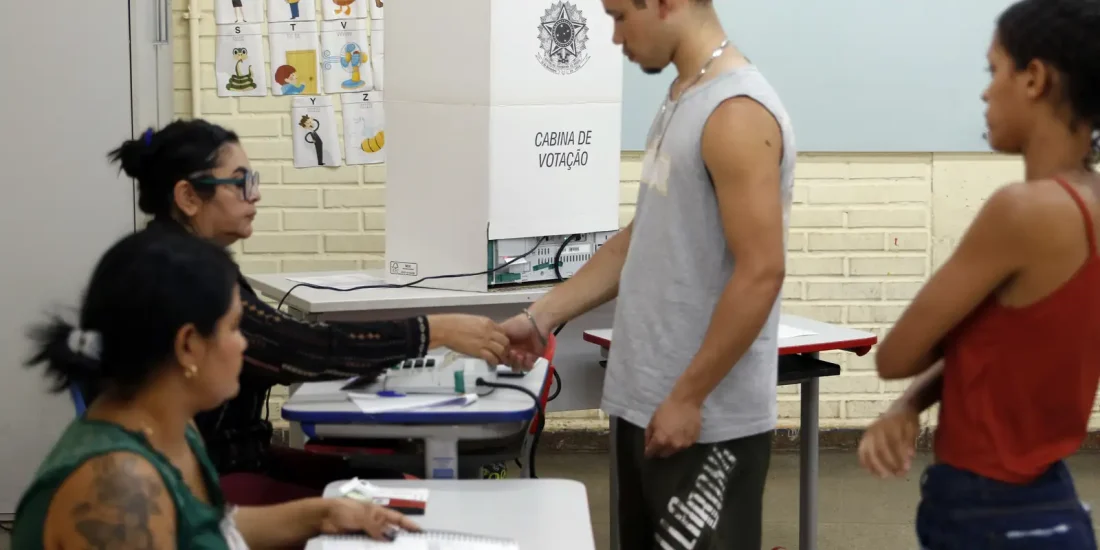 Caminhos da Reportagem aborda voto facultativo de jovens e idosos