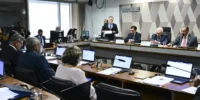 CCJ do Senado aprova PEC que prevê fim da jornada 6x1